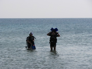 Sonja und Markus auf dem Weg zum Beach-Dive