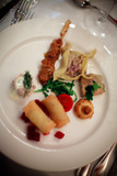 Erste Vorspeise - Satay, Wan Tans, Randen-Apfel-Salat, Foie Gras + Broiche, Frühlingsrolle und Fischtartar Erste Vorspeise