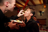 Donny probiert die Torte