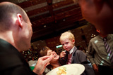 Silas probiert auch die Torte