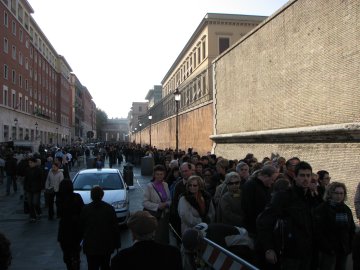 Incredible queue for the Vatican Museum