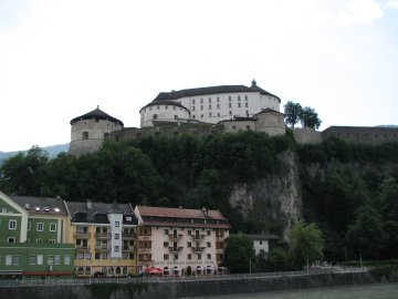 Schloss Kufstein und Häuserfront der Altstadt