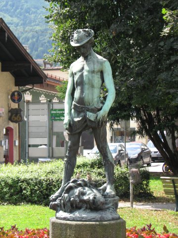 Schöner Bronze-Jüngling in Kufstein