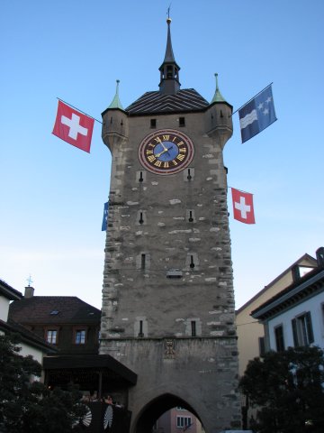 Festlich geschmückter Turm
