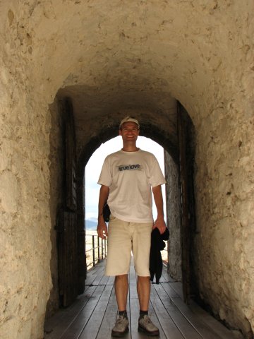 Roman im Eingang zum Turm der Zitadelle