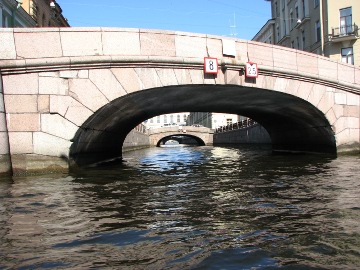 St. Petersburg hat viele Kanäle und Brücken