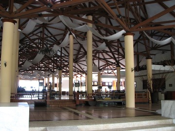 Die Lobby des Bintan Lagoon Resort in typisch indonesischen Stil