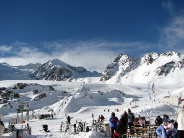 Sicht von der Bergstation auf das Skigebiet.