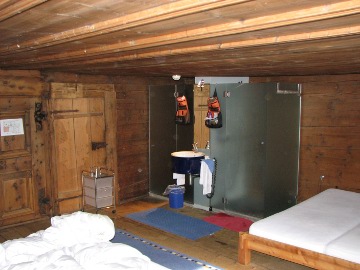 Rustikales Zimmer im Historic Hotel Weiss Kreuz in Splügen