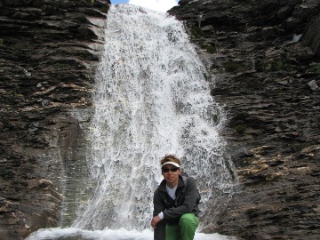 Donny bei einem Wasserfall